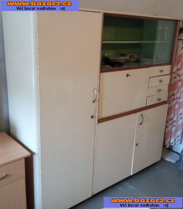 Kuchyňský kredenc retro styl