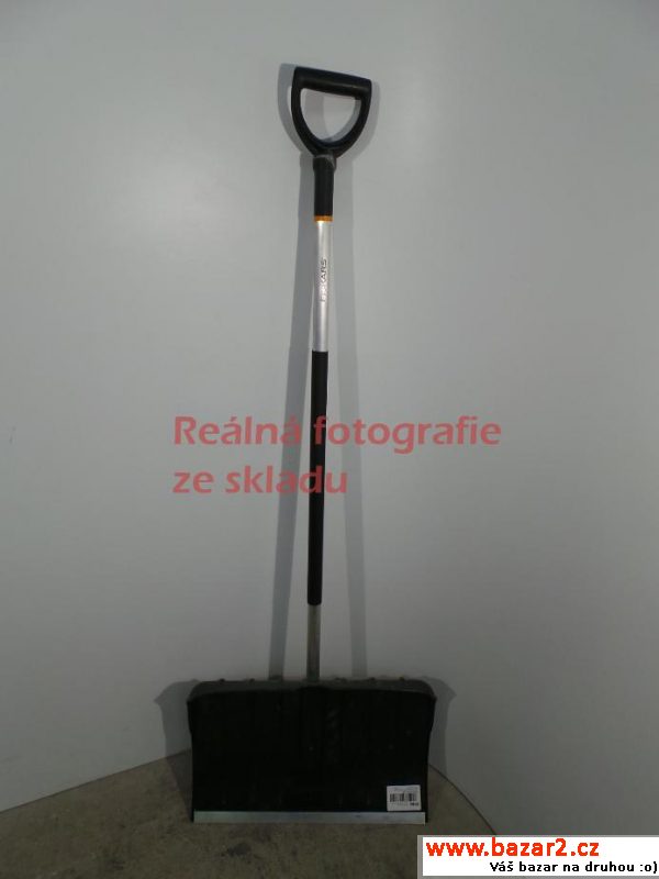 Lehký shrnovač na sníh Fiskars 145020
