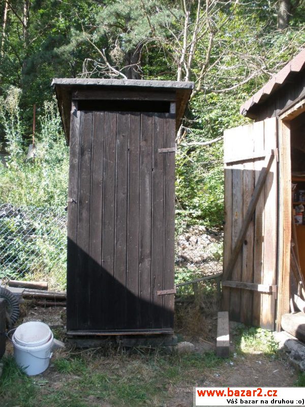 Suché dřevěné WC - konec stavby