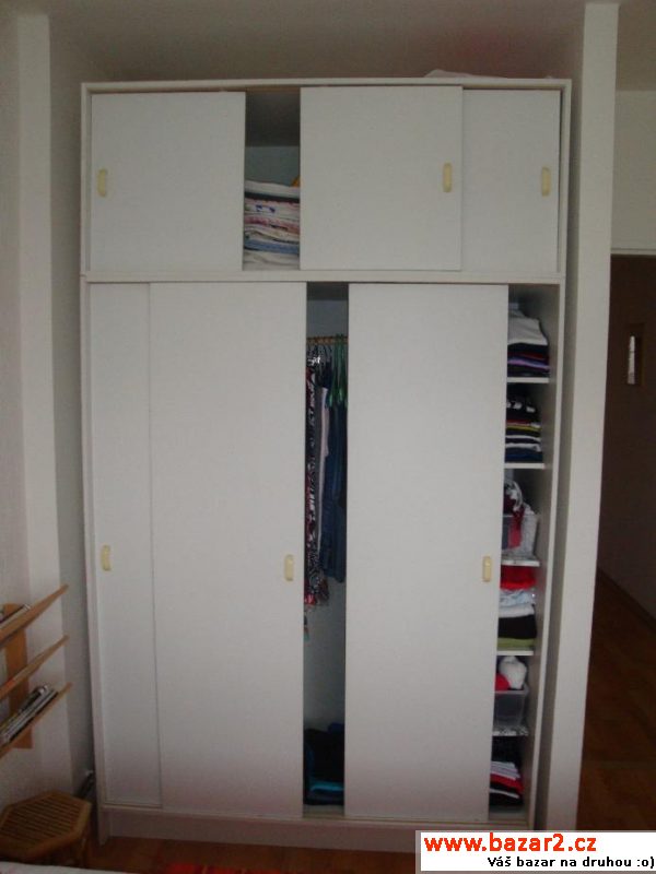 Bílá skříň s nástavcem