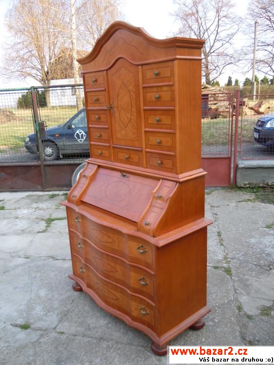 Replika barokního sekretáře.