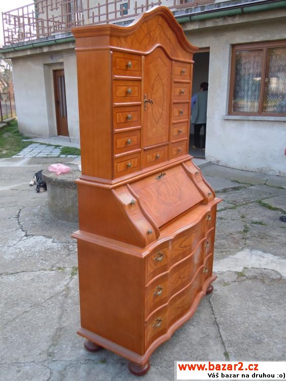 Replika barokního sekretáře.