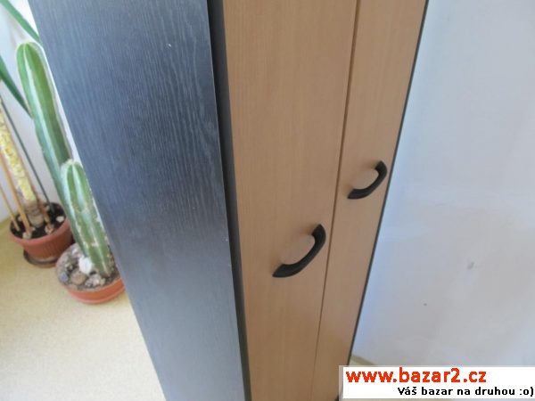 Vysoká štíhlá skříň, viz foto