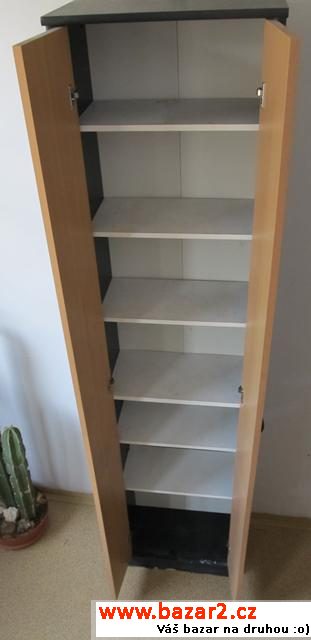Vysoká štíhlá skříň, viz foto