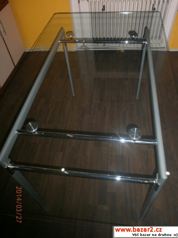 Nabízím skleněný jídelní stůl 