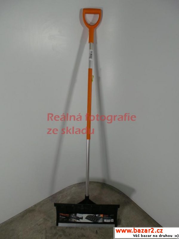 Hrablo Fiskars Roller SnowXpert
