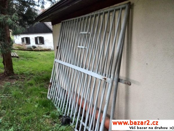 Dvoukřídlá železná vrata