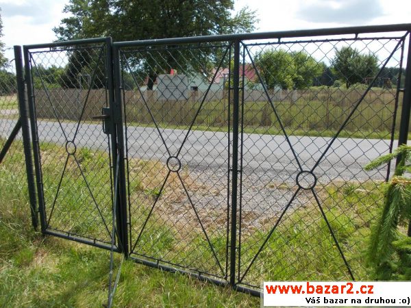 Dvoukřídlou vjezdovou bránu 