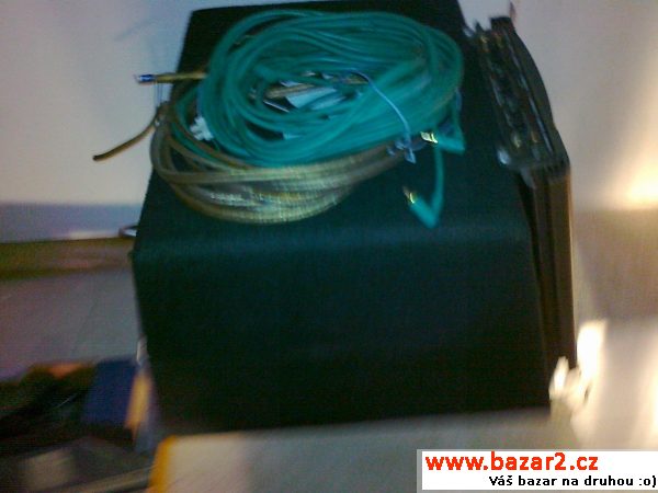 Subwoofer se zesilovačem a kabeláží