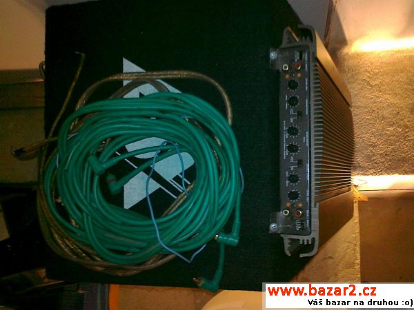 Subwoofer se zesilovačem a kabeláží