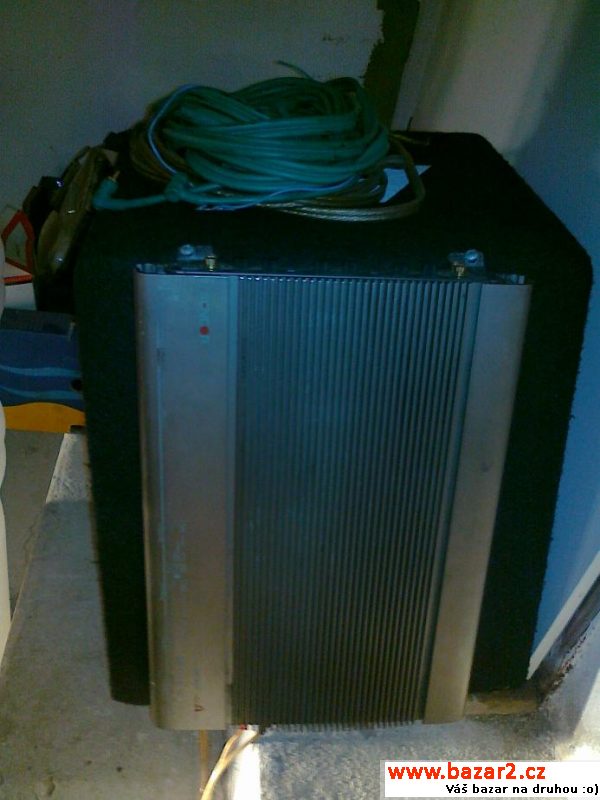 Subwoofer se zesilovačem a kabeláží