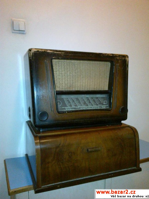 Staré rádio s gramofonem