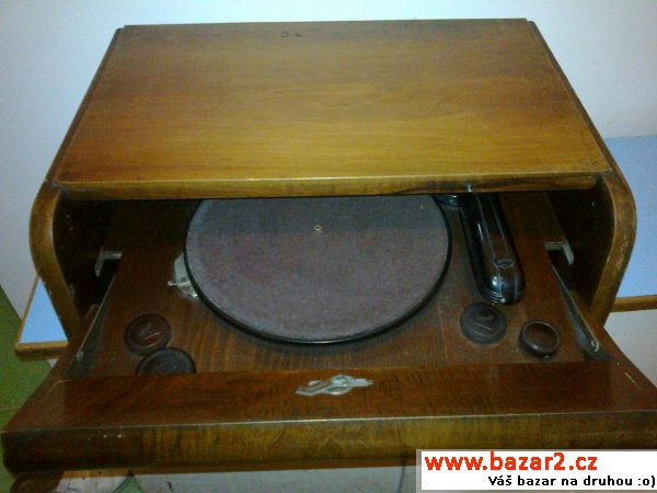 Staré rádio s gramofonem