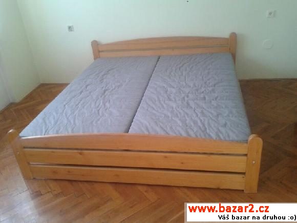 Dřevěnou postel