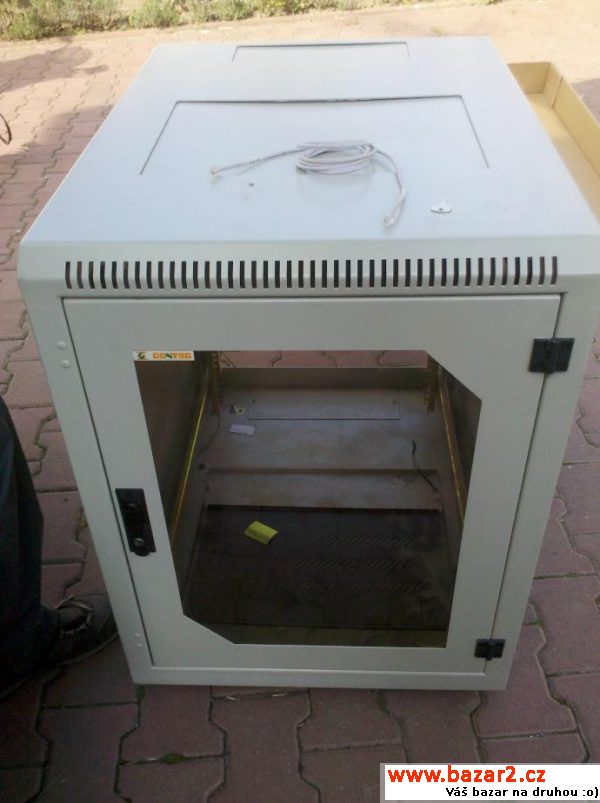 Datový stojanový rozvaděč (rack)