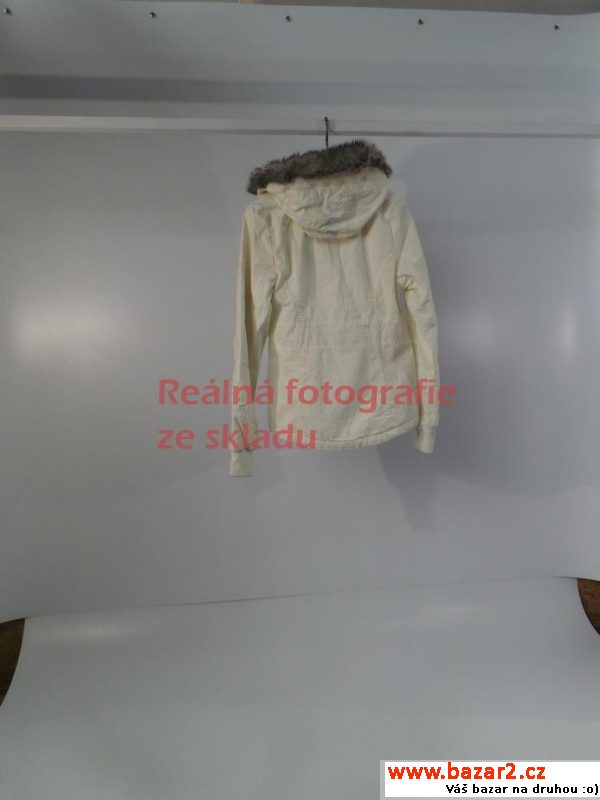 Dámská bunda s kožíškem Bench, bílá