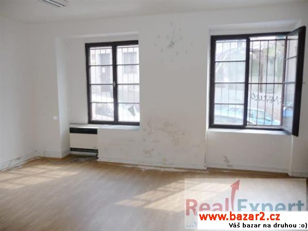 Pronájem přízemního nebytového prostoru, 85 m2,