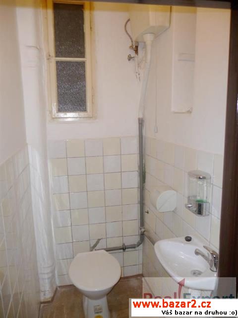 Pronájem přízemního nebytového prostoru, 85 m2,