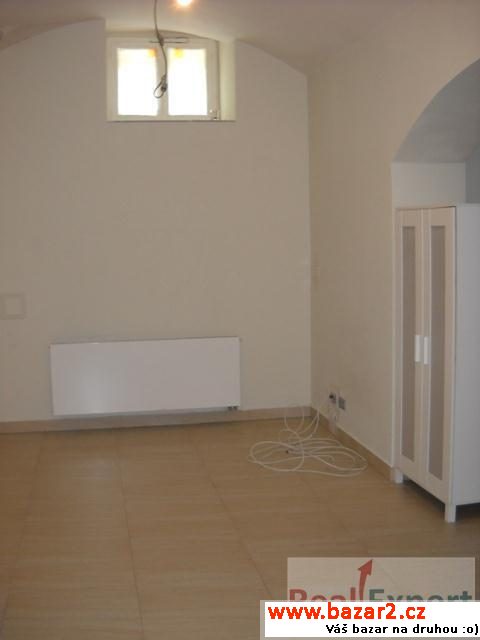 Pronájem zrekonstruovaného ateliéru, 33m2, Praha 2