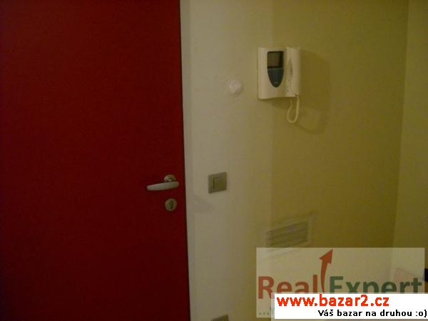 Pronájem zrekonstruovaného ateliéru, 33m2, Praha 2