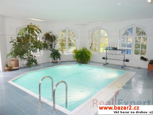 Pronájem luxusní vily 8+2, 580m2, Praha - západ,