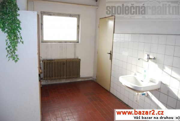 Menší kancelář k pronájmu, nedaleko metra Pankrác,
