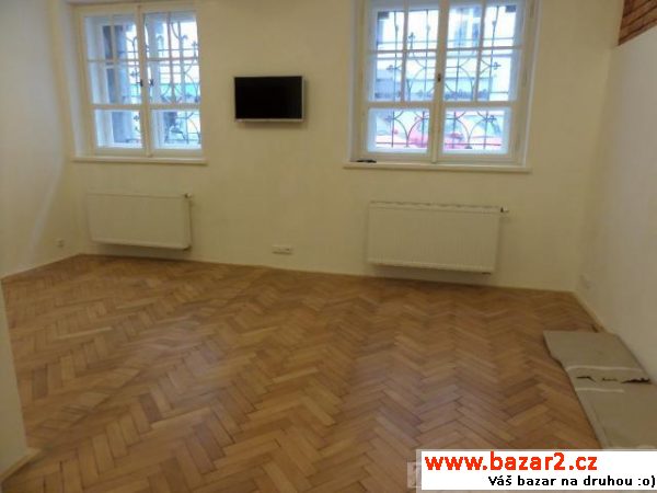 Nabízíme k pronájmu ateliér v cihl. domě 1kk 27m2
