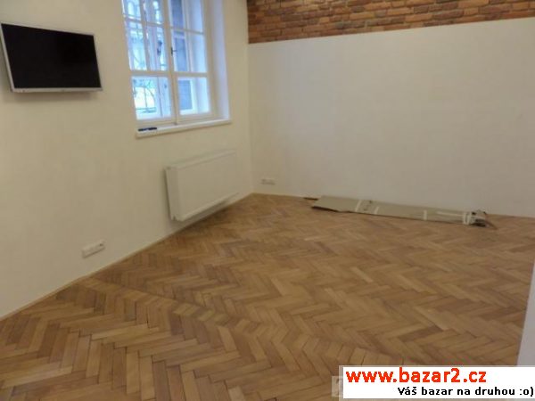 Nabízíme k pronájmu ateliér v cihl. domě 1kk 27m2