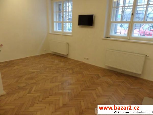 Nabízíme k pronájmu ateliér v cihl. domě 1kk 27m2