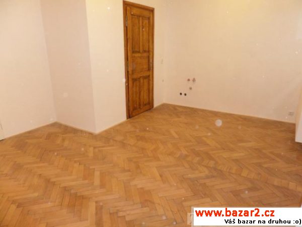 Nabízíme k pronájmu ateliér v cihl. domě 1kk 27m2