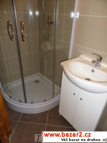 Nabízíme k pronájmu ateliér v cihl. domě 1kk 27m2