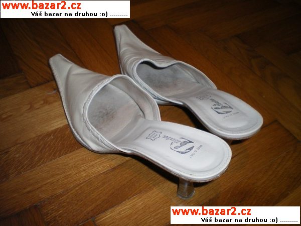 Béžové kožené dámské boty s otevřenou patou