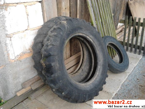 Přední zadní pneumatiky na traktor