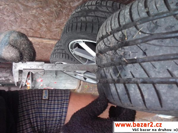 Orig. alu kola Ford 18 + skoro nové