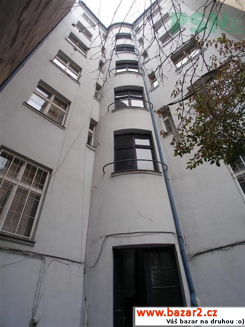 Světlý a příjemný byt 2+1/B nedaleko stanice metra