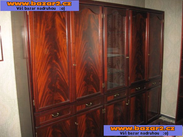 Krásnou skříň + komodu (sideboard), leštěný mahagon