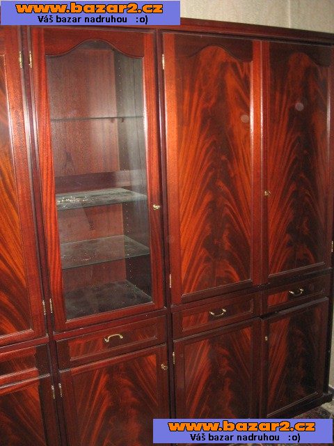 Krásnou skříň + komodu (sideboard), leštěný mahagon