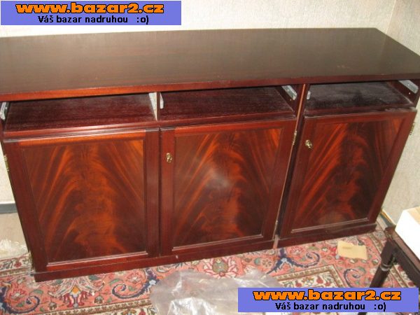 Krásnou skříň + komodu (sideboard), leštěný mahagon